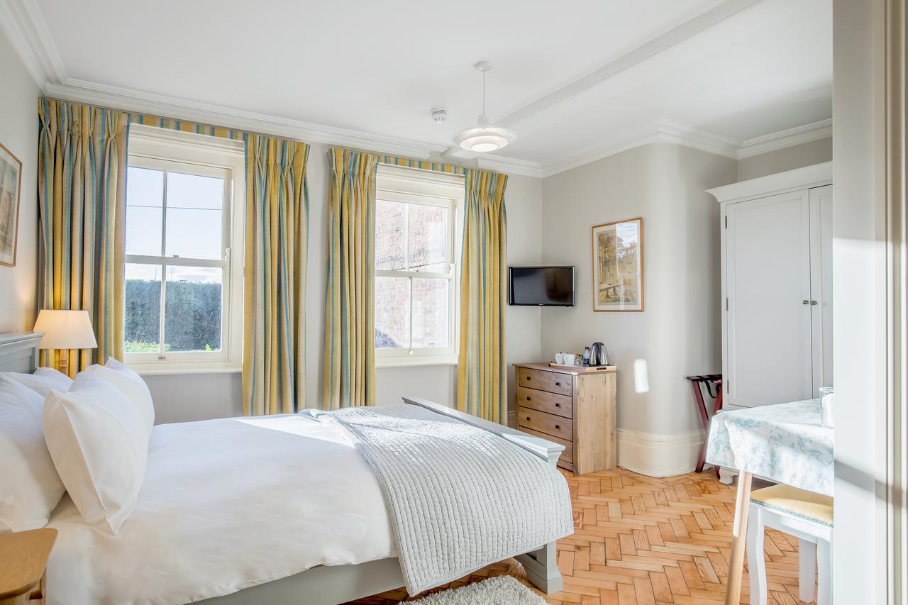 Lawn House Hotel Хатфийлд Екстериор снимка